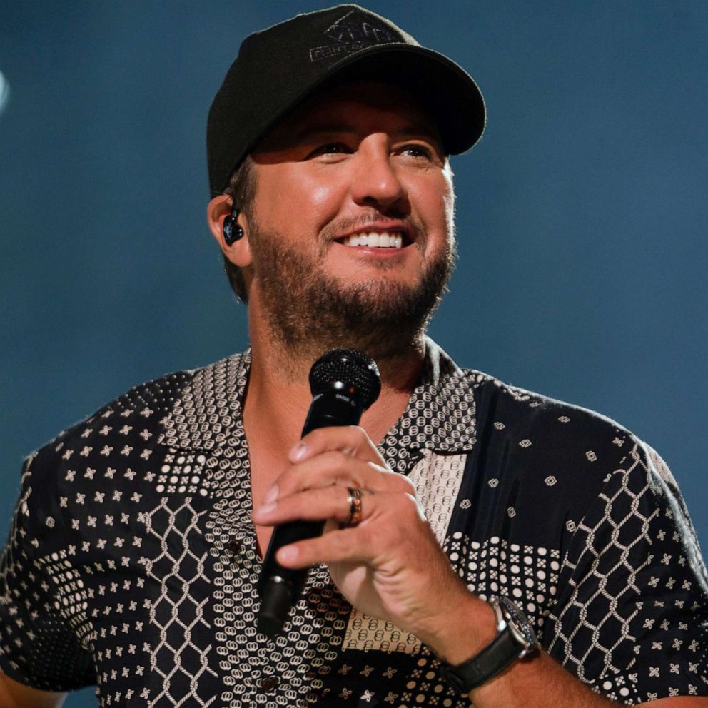 VIDEO: Country singer Luke Bryan stops to help mom change flat tire in Tennessee 