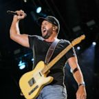 who's on tour with luke bryan