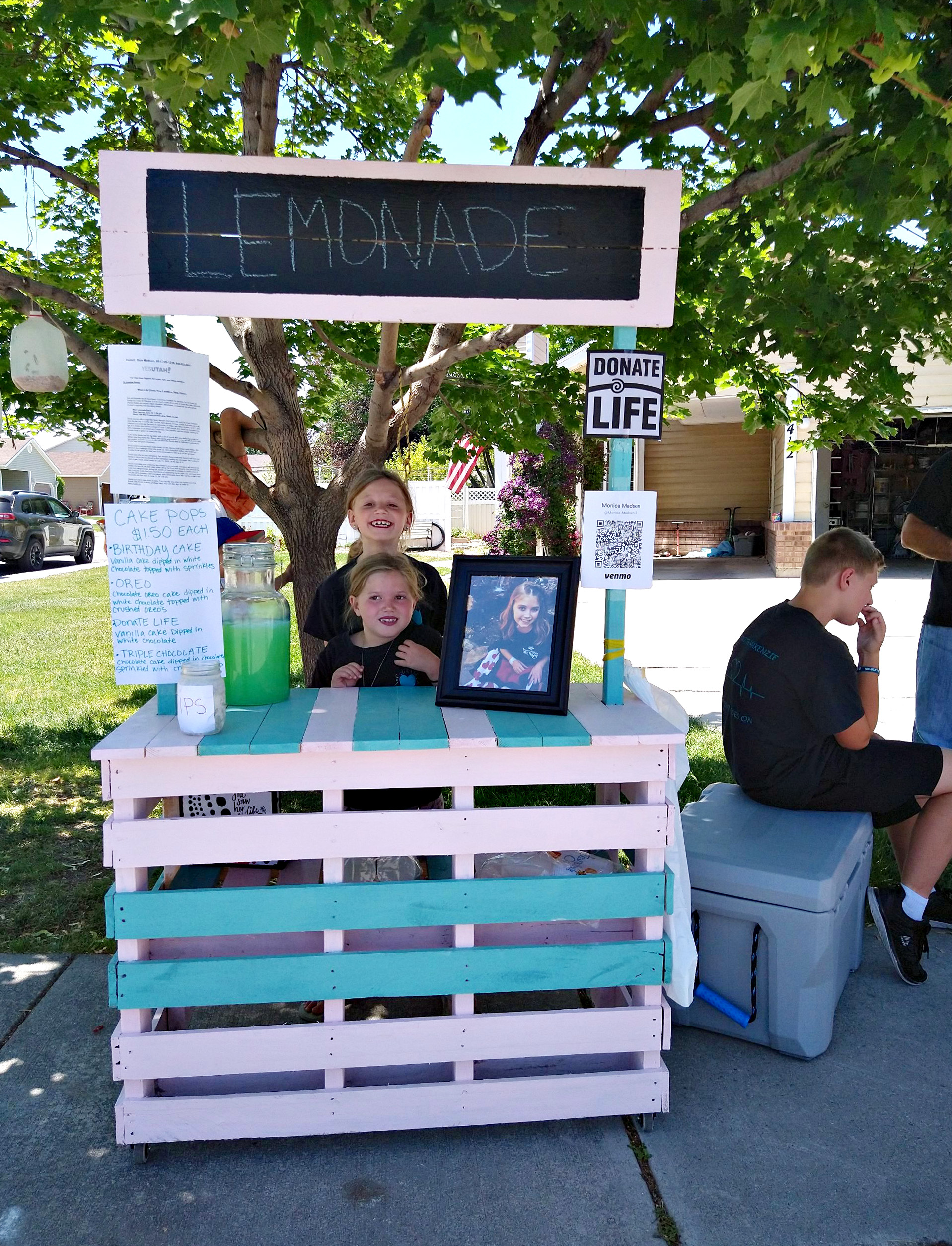 PHOTO: Myleigh Madsen, 9, and Makayla Madsen, 7, are running a lemonade stand outside of their home in West Jordan, Utah, in honor of their sister, Makenzie, who died waiting for a heart and kidney transplant.
