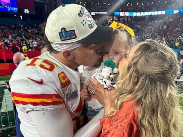 Sterling Skye Mahomes attends 1st baseball game with parents