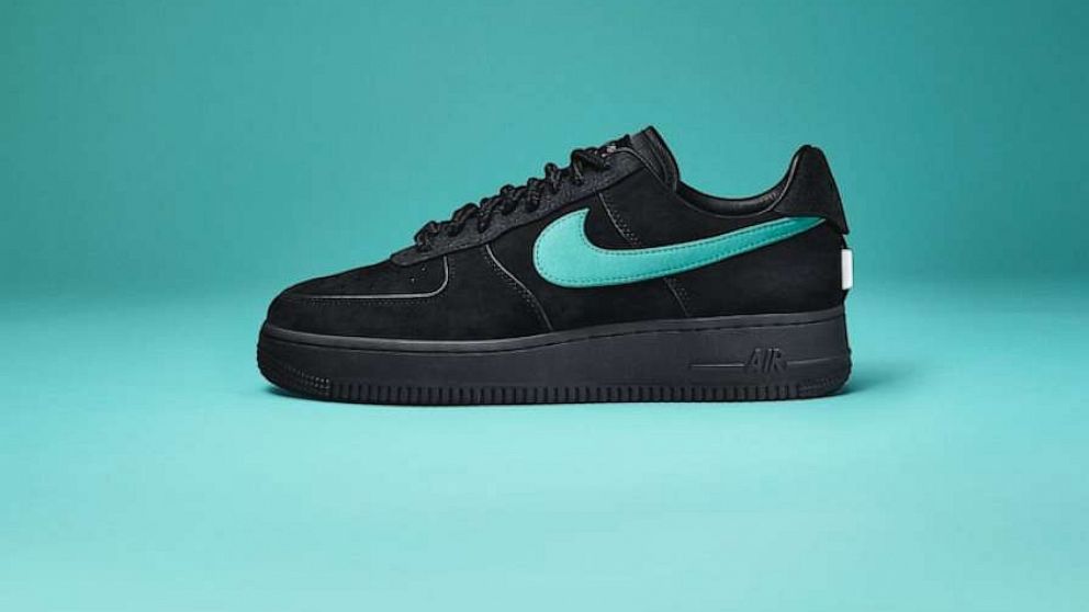 carro Sierra servidor Fans react to Nike and Tiffany & Co. Air Force 1 1837 sneaker collaboration  - ABC News