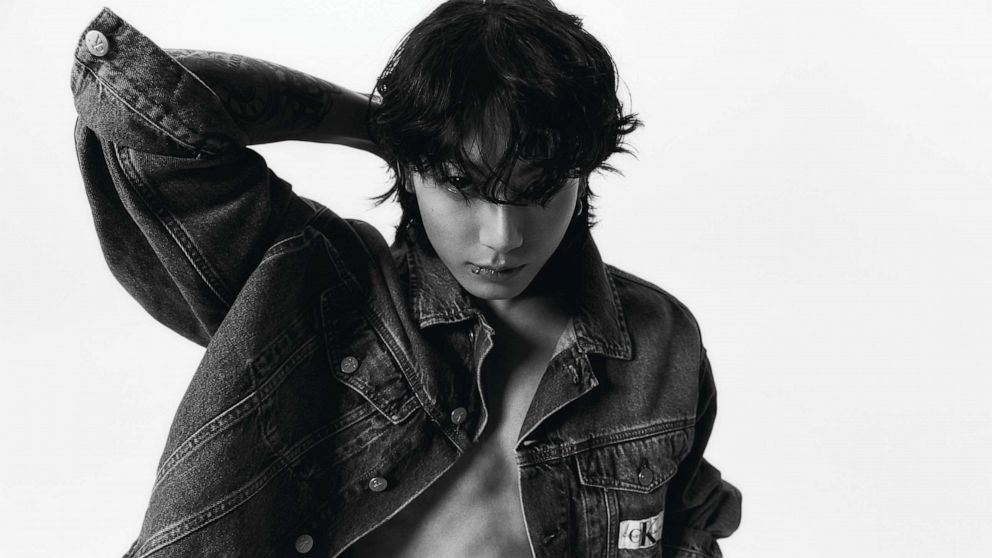 Jungkook dei BTS è al centro della scena come nuovo ambasciatore globale di Calvin Klein