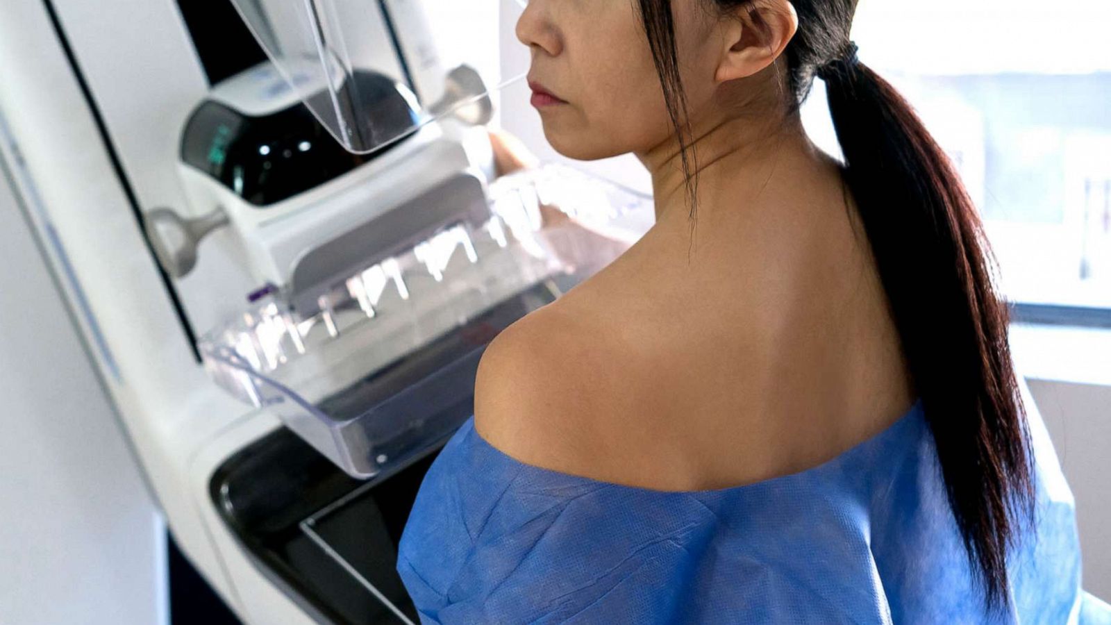 PHOTO: A woman gets a mammogram.