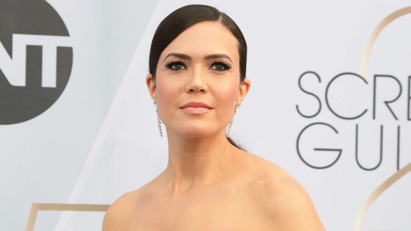 PHOTO: Mandy Moore attends the 25th Screen Actors Guild Awards in Los Angeles, Jan 27, 2019.