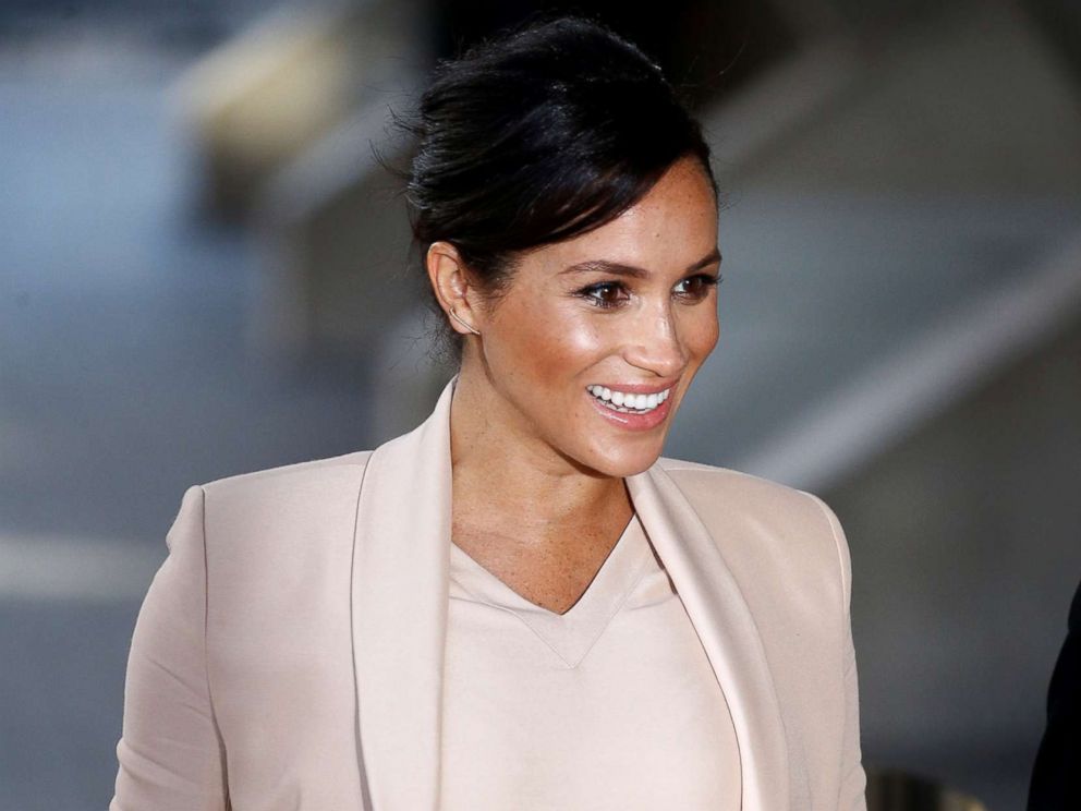 Meghan Markle returns to her acting roots in visit to National Theatre ...