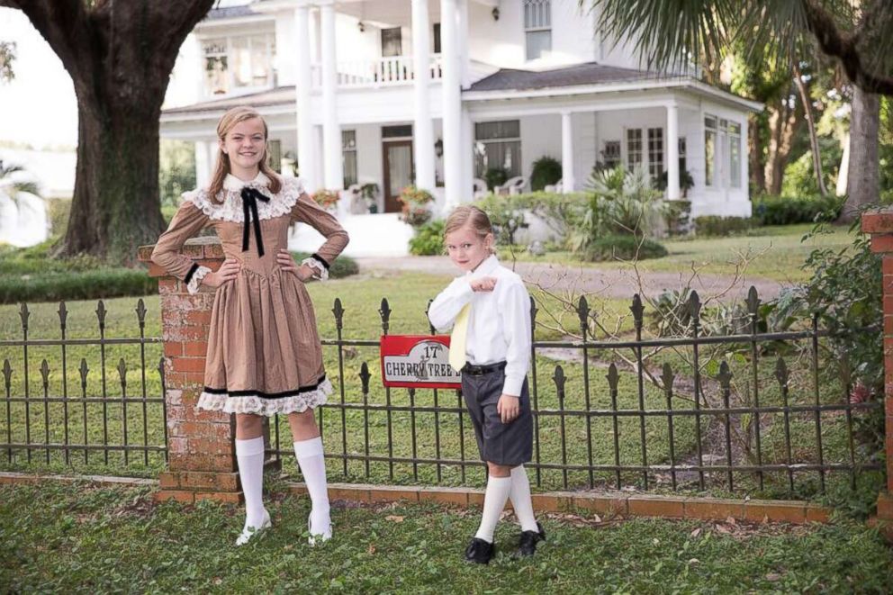 PHOTO: Lily Simmons, 13, and Luna Simmons, 6, pose for their family's Mary Poppins-themed Christmas card.