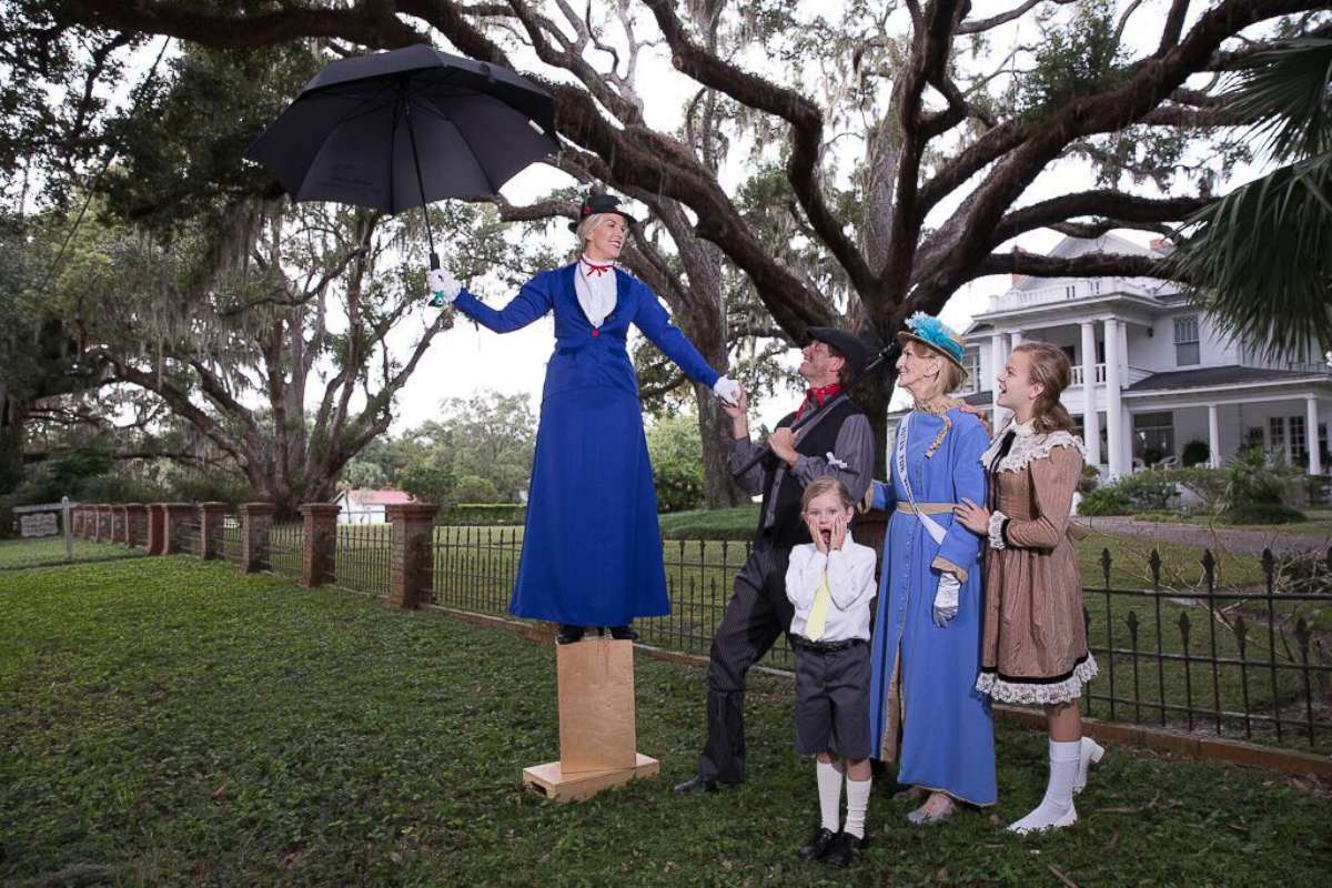 PHOTO: The Simmons family of Orlando, Fla., go all-out every for their annual family Christmas cards.