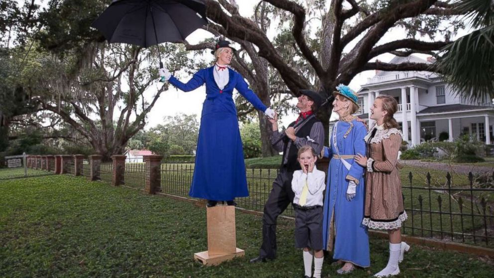 PHOTO: The Simmons family of Orlando, Fla., go all-out every for their annual family Christmas cards.