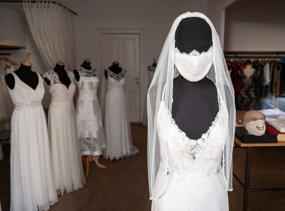 PHOTO: In a bridal fashion store a mannequin with a mask is standing in the shop window.