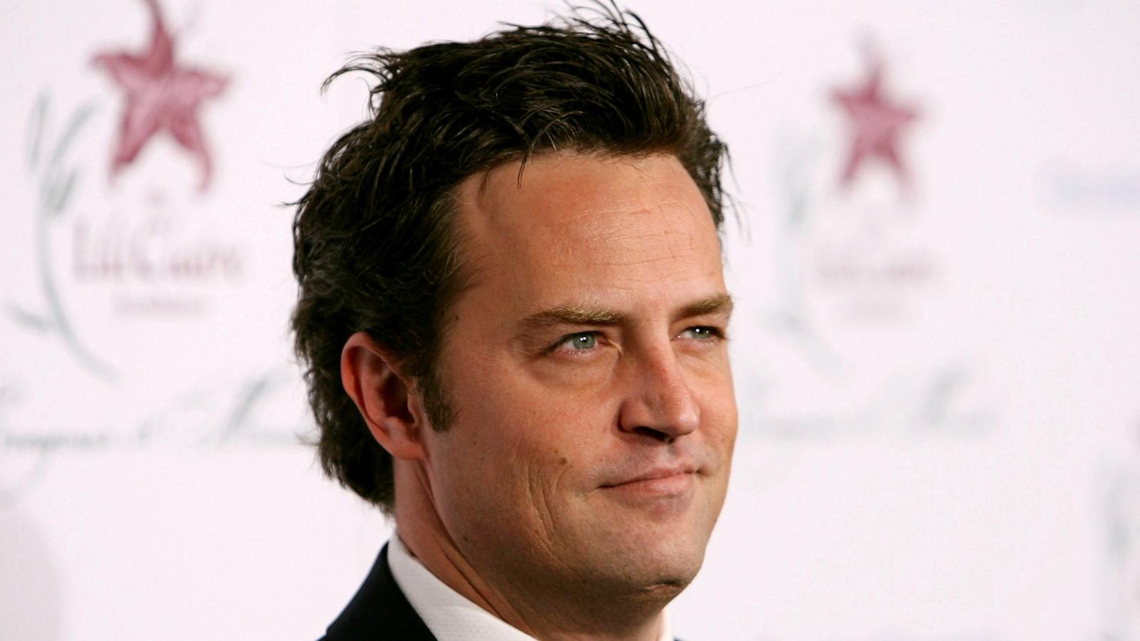 PHOTO: Actor Matthew Perry arrives at the 9th Annual Dinner Benefiting the Lili Claire Foundation at the Beverly Hilton Hotel on October 14, 2006 in Beverly Hills, California.