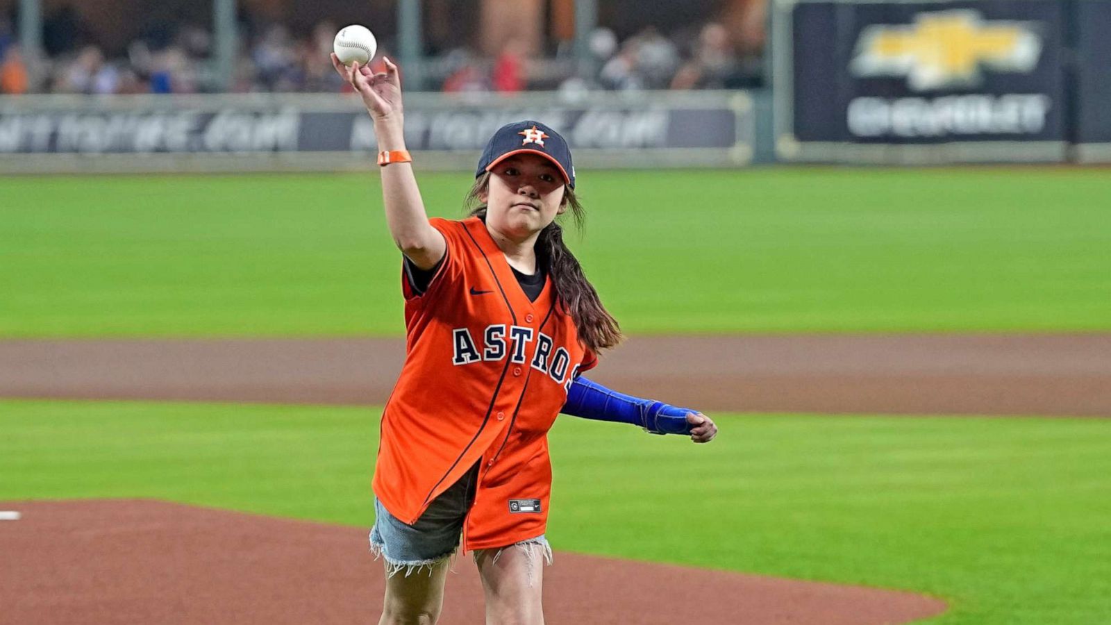 Houston Astros star Jeremy Peña meets with Robb Elementary survivors