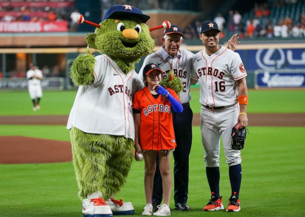 Houston Astros star Jeremy Peña meets with Robb Elementary survivors