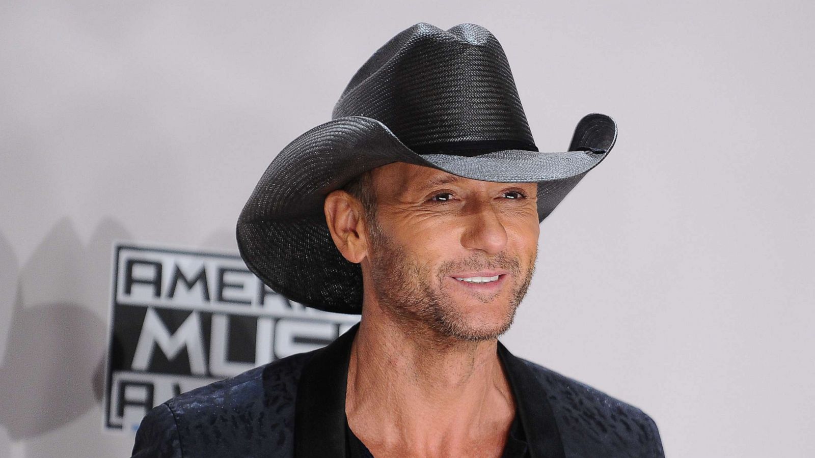 PHOTO: Tim McGraw poses in the press room at the 2016 American Music Awards at Microsoft Theater on Nov. 20, 2016, in Los Angeles, Calif.