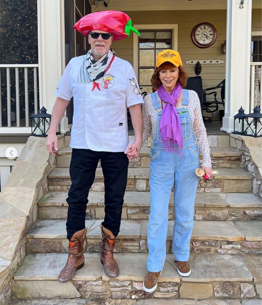 Reba McEntire shares funny picture with boyfriend Rex Linn - Good Morning  America