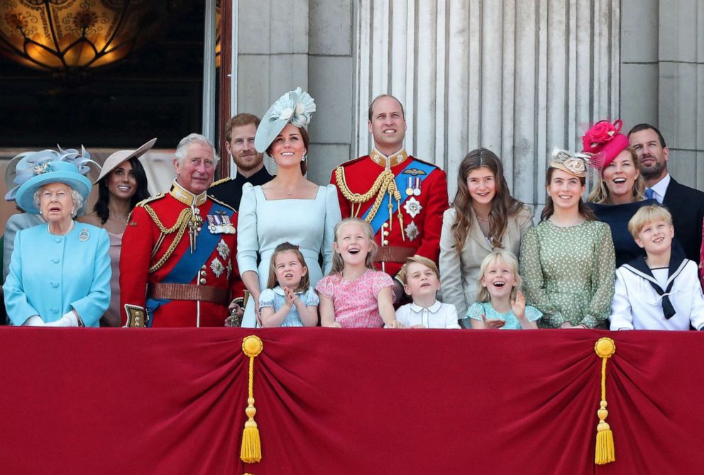 FOTO: An dësem 9. Juni 2018, Dateifoto, stinn d'Membere vun der kinneklecher Famill um Balkon vum Buckingham Palace fir eng Fluchvergaangenheet vun der Royal Air Force zu London ze kucken.