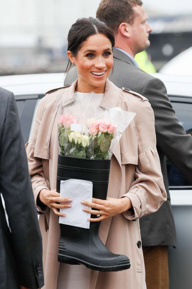 PHOTO: Meghan, Duchess of Sussex holds a letter and flowers in a boot from fans given to her during a visit to Auckland, New Zealand, Oct. 30, 2018.