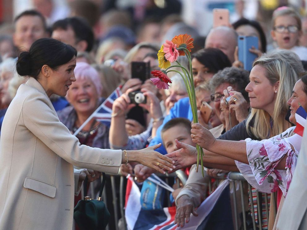 PHOTO: Meghan Markle, Duchess of Sussex meets locals at Edes House, West Street, Chichester, Oct.3, 2018.