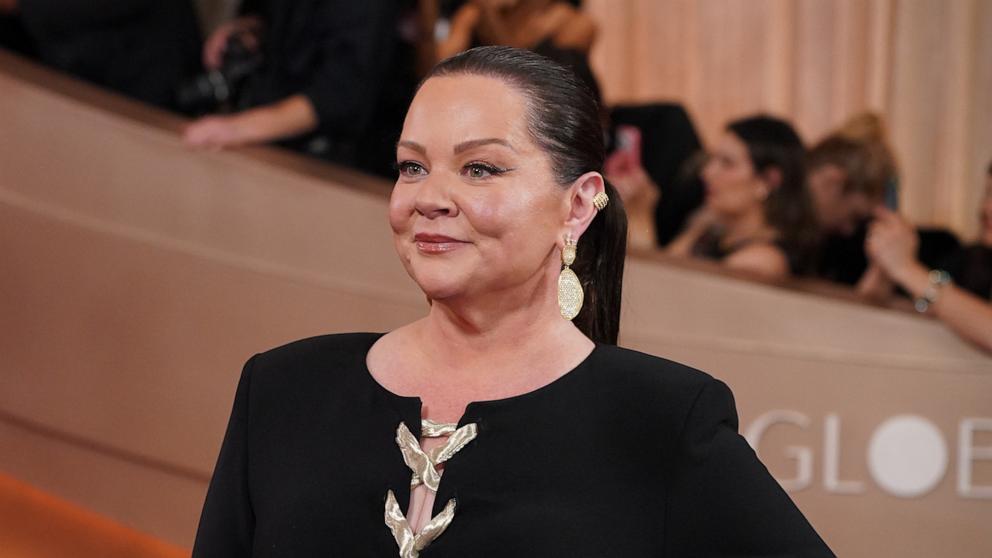 melissa mccarthy red carpet dresses Melissa McCarthy makes bold appearance in tight fitted gown on Oscars red  carpet