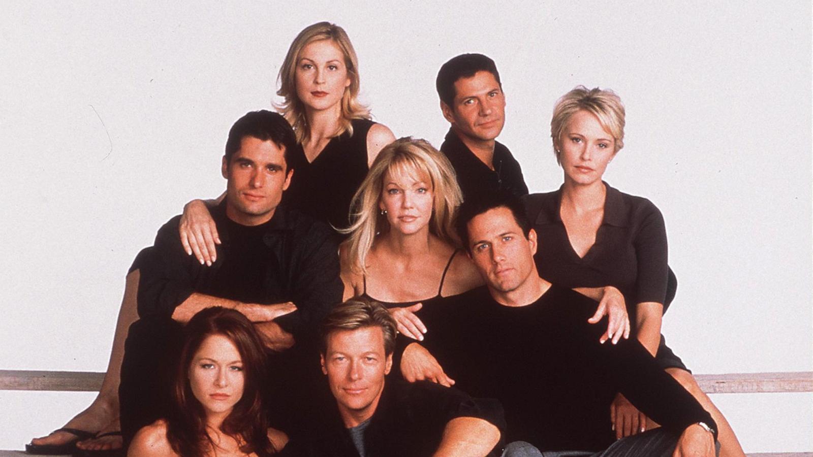 PHOTO: "Melrose Place," 1998 (L To R) John Haynnes Newton, Kelly Rutherford, Rob Estes, Heather Locklear, Jack Wagner, Jamie Luner, Josie Bisset, Michael Calabro.