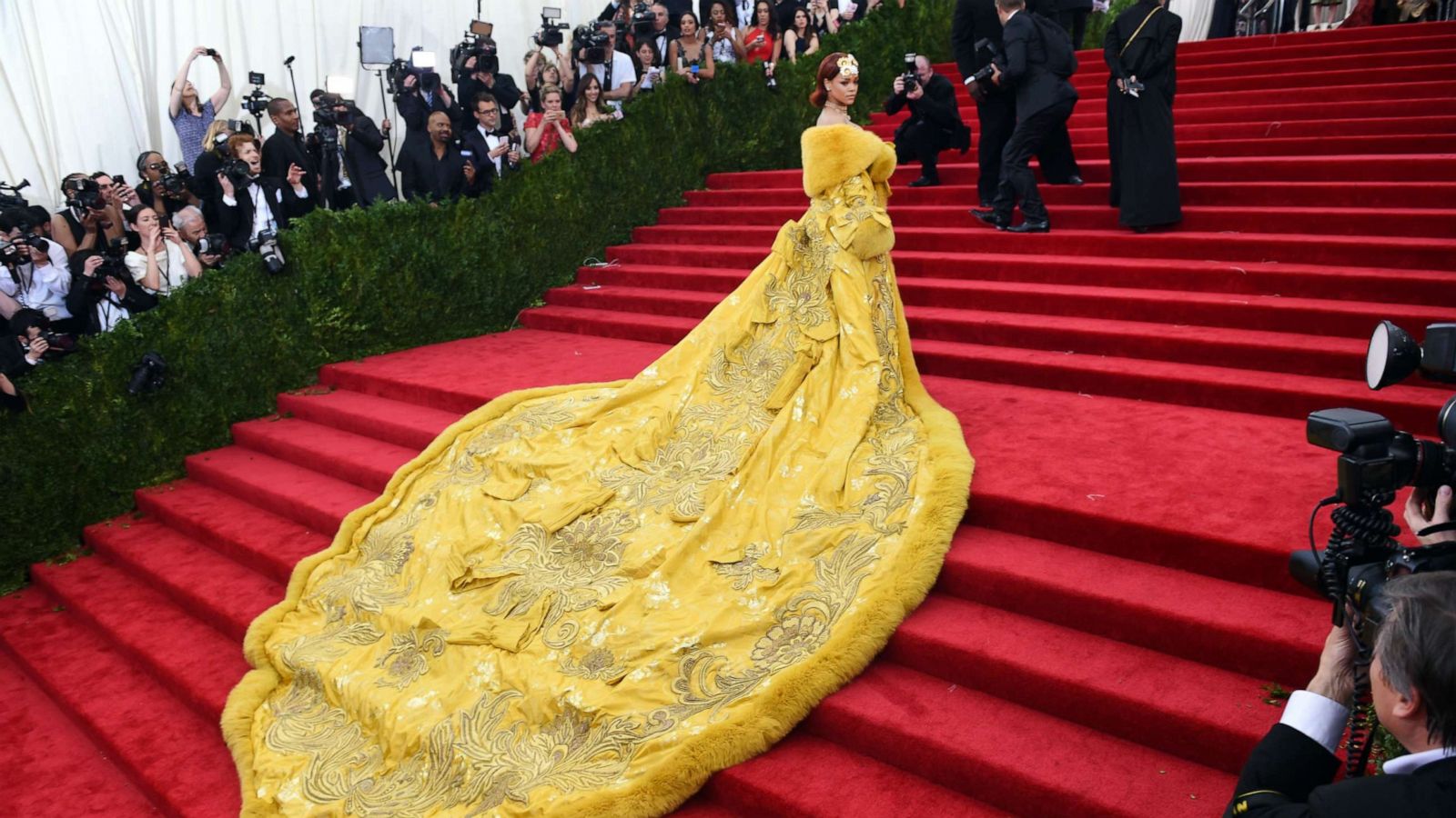 PHOTO: Rihanna arrives at the 2015 Metropolitan Museum of Art's Costume Institute Gala benefit in honor of the museums latest exhibit China: Through the Looking Glass May 4, 2015 in New York.