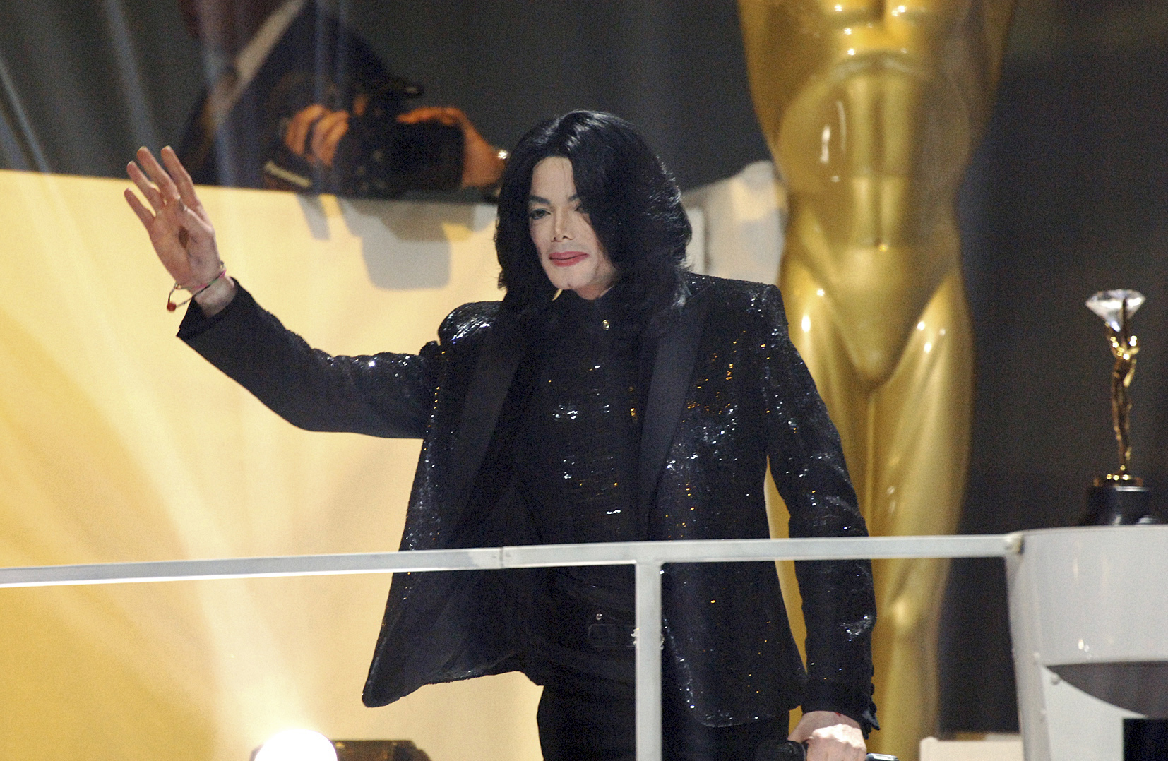 PHOTO: Michael Jackson receives the Diamond Award during the 2006 World Music Awards, Nov. 15, 2006, in London.