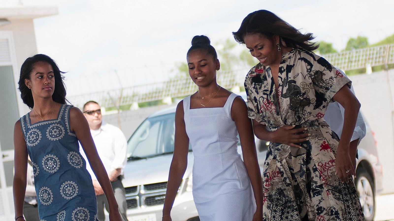 PHOTO: Michelle Obama leaves with daughters Malia Obama (L) and Sasha Obama (C) on June 21, 2015 in Venice.