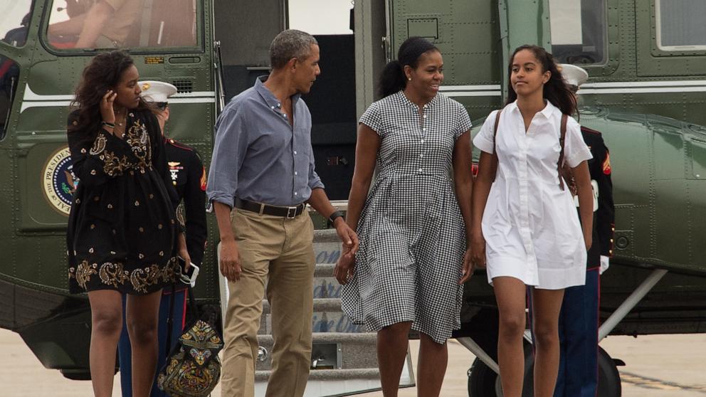 PHOTO: President Barack Obama, First Lady Michelle Obama and daughters Malia and Sasha walk to board Air Force One at Cape Cod Air Force Station in Massachusetts on Aug. 21, 2016 .