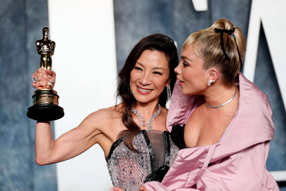 PHOTO: Michelle Yeoh,Florence Pugh attend the 2023 Vanity Fair Oscar Party Hosted By Radhika Jones at Wallis Annenberg Center for the Performing Arts, March 12, 2023 in Beverly Hills, Calif.