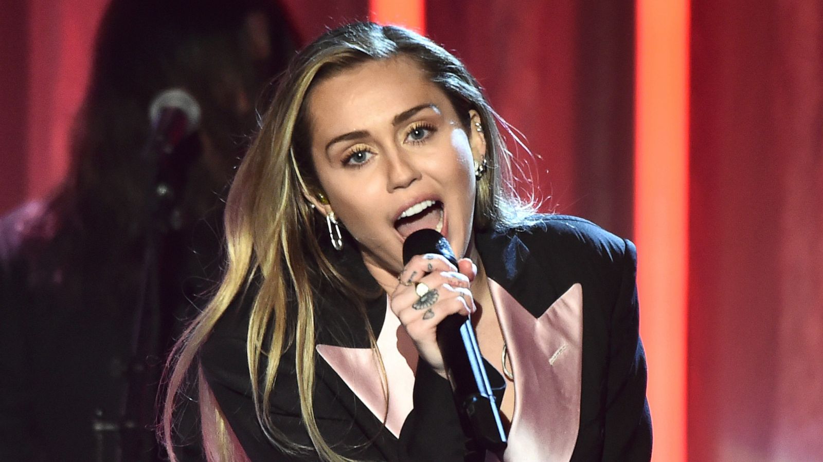 PHOTO: Miley Cyrus performs at the a benefit concert for the Women's Cancer Research Fund at the Beverly Wilshire Hotel in Los Angeles, Feb. 28, 2019.