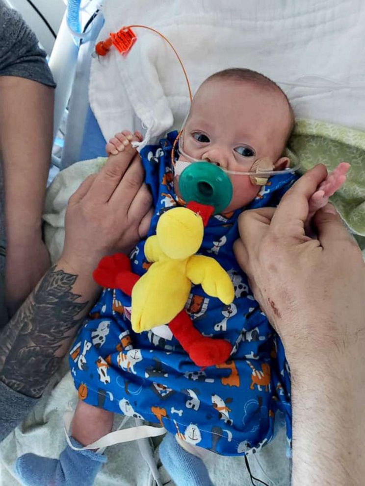 FOTO: Richard Hutchinson er hjemme i ferien efter at have kæmpet i seks måneder for sit liv på Children's Minnesota hospital i Minneapolis.