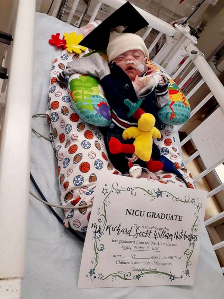 PHOTO : Richard Hutchinson est à la maison pour les vacances après avoir passé six mois à se battre pour sa vie à l'hôpital Children's Minnesota de Minneapolis.