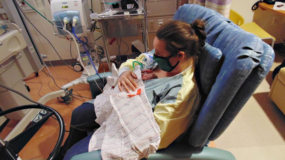 FOTO: Richard Hutchinson er hjemme til ferien efter at have kæmpet i seks måneder for sit liv på Children's Minnesota hospital i Minneapolis.