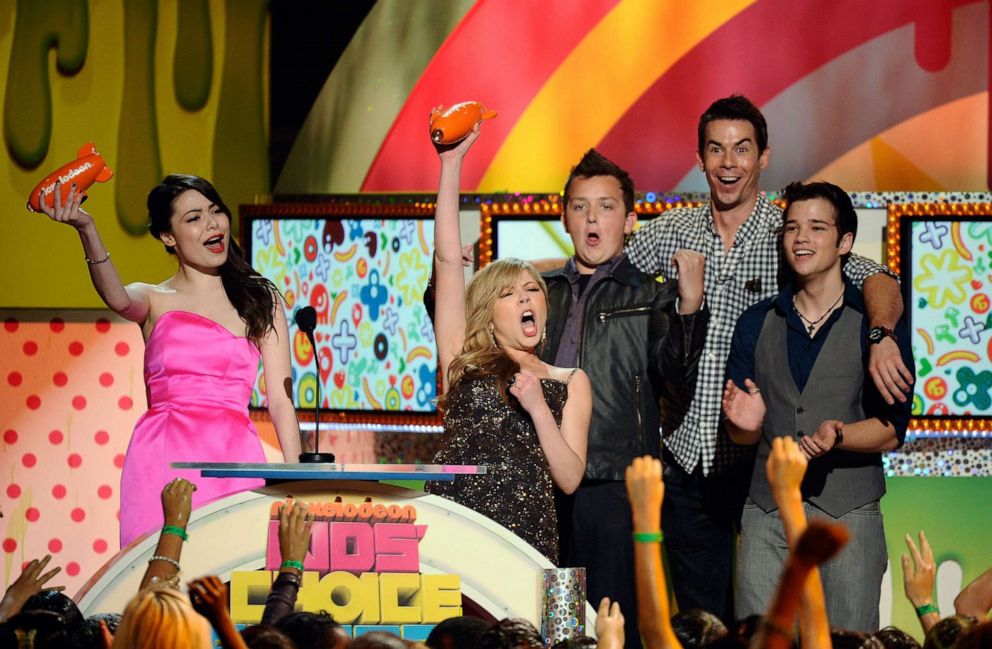 PHOTO: Actors Miranda Cosgrove, Jennette McCurdy, Noah Munck, Jerry Trainor and Nathan Kress from the television show iCarly celebrate after winning Favorite TV Show during Nickelodeon's 24th Annual Kids' Choice Awards on April 2, 2011 in Los Angeles.