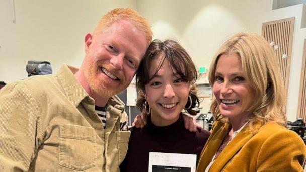 Modern Family' stars Jesse Tyler Ferguson, Julie Bowen support Aubrey Anderson-Emmons in her school musical | GMA