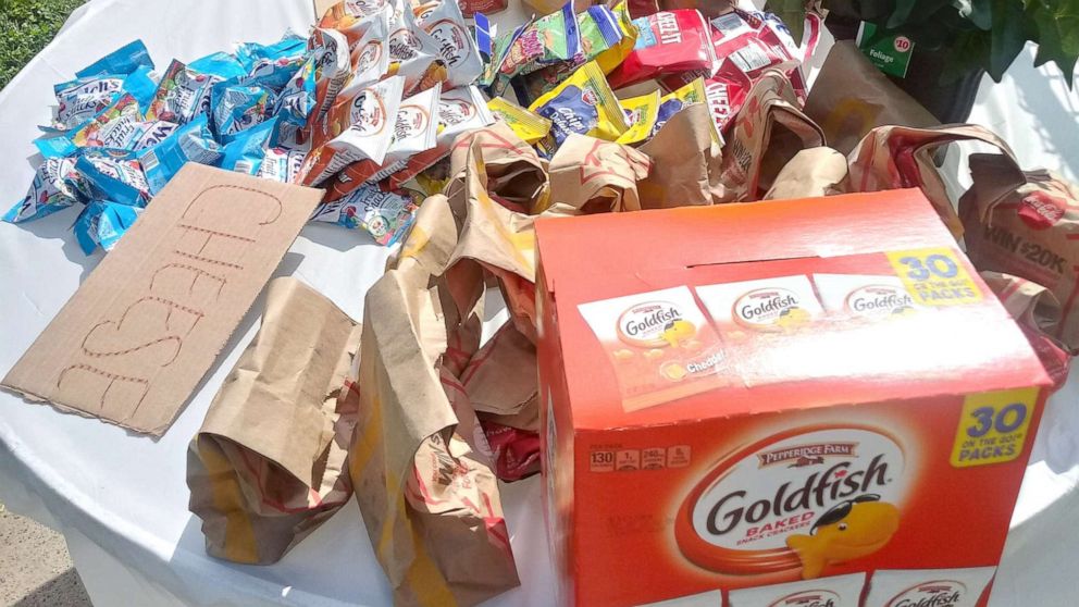 PHOTO: Champale Anderson sets out free food daily for kids in her St. Louis, Missouri, neighborhood.