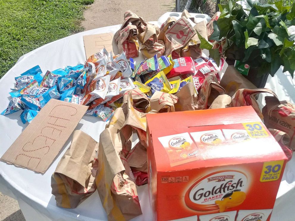 PHOTO: Champale Anderson sets out free food daily for kids in her St. Louis, Missouri, neighborhood.