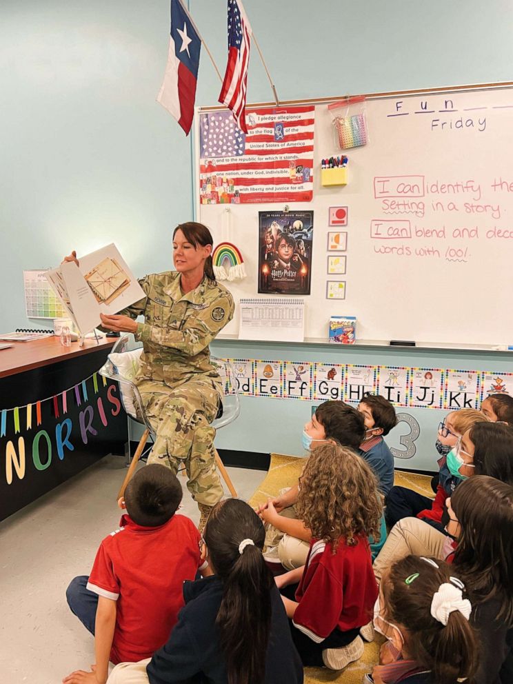 PHOTO: Tamie Norris spent time with her daughter's students, reading a book with them and giving them the opportunity to try on some of her Army gear.
