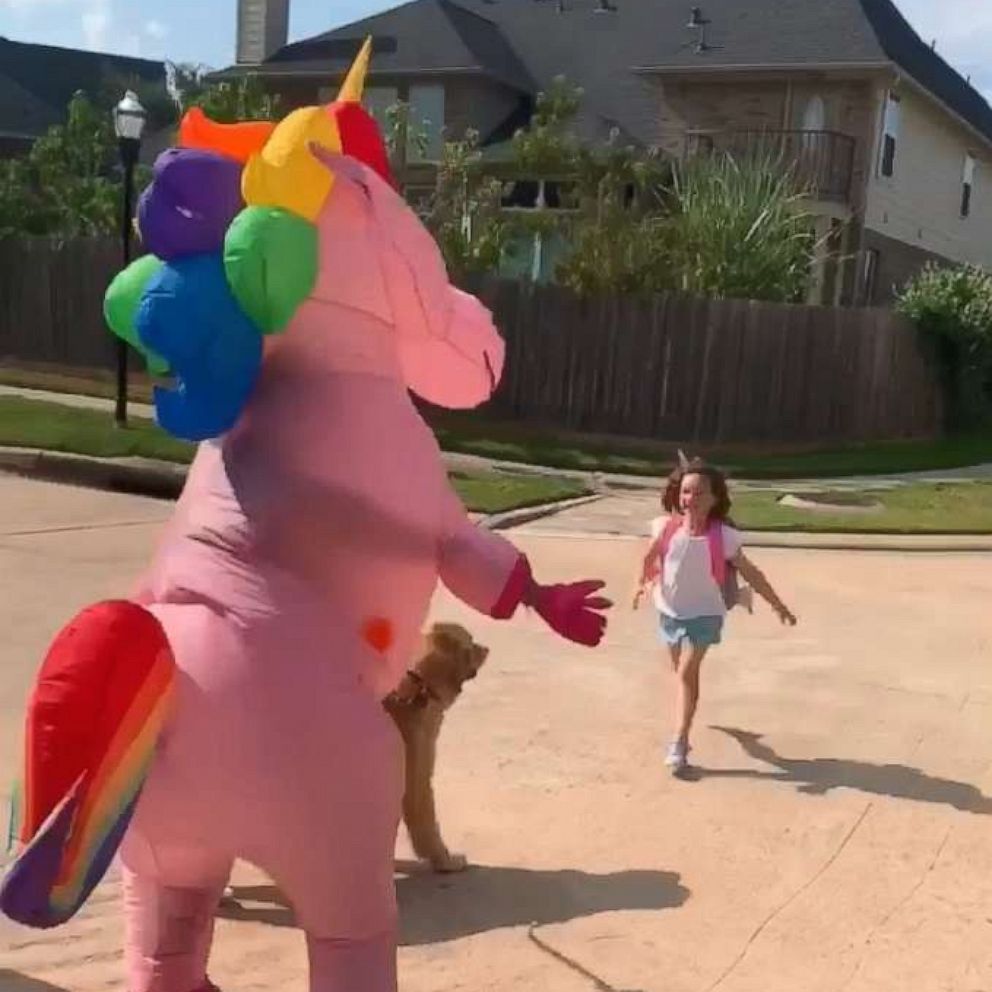VIDEO: Mom surprises daughter at bus stop dressed as unicorn