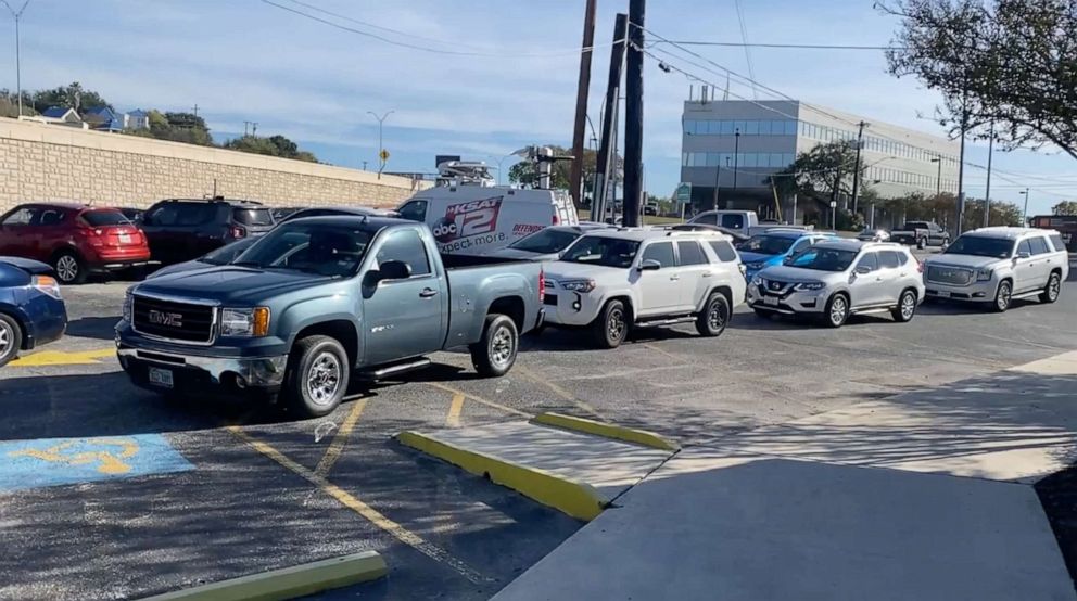 PHOTO: Cars line up to pick up meals for delivery in San Antonio, Texas.