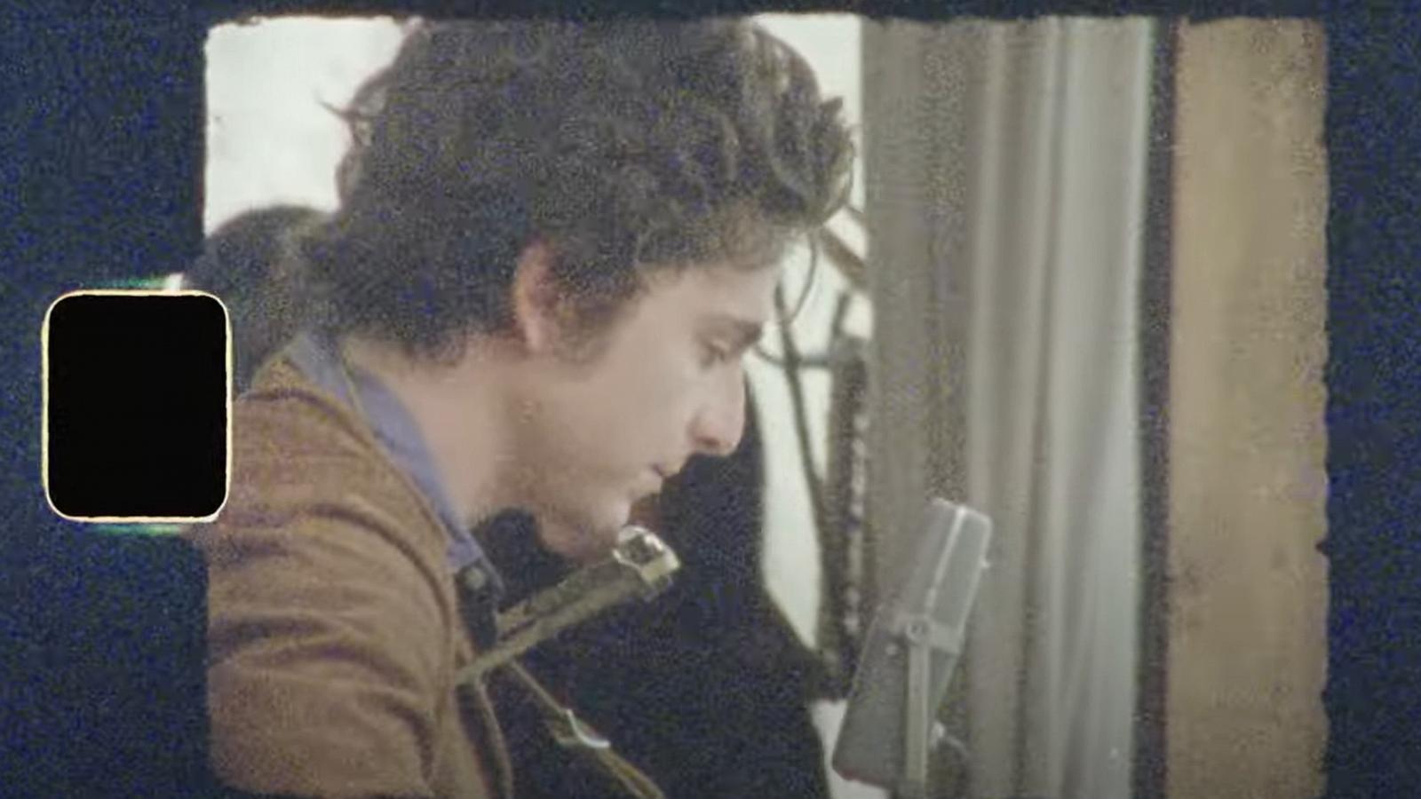 PHOTO: Timothée Chalamet sings a Bob Dylan song in a promo for “A Complete Unknown."