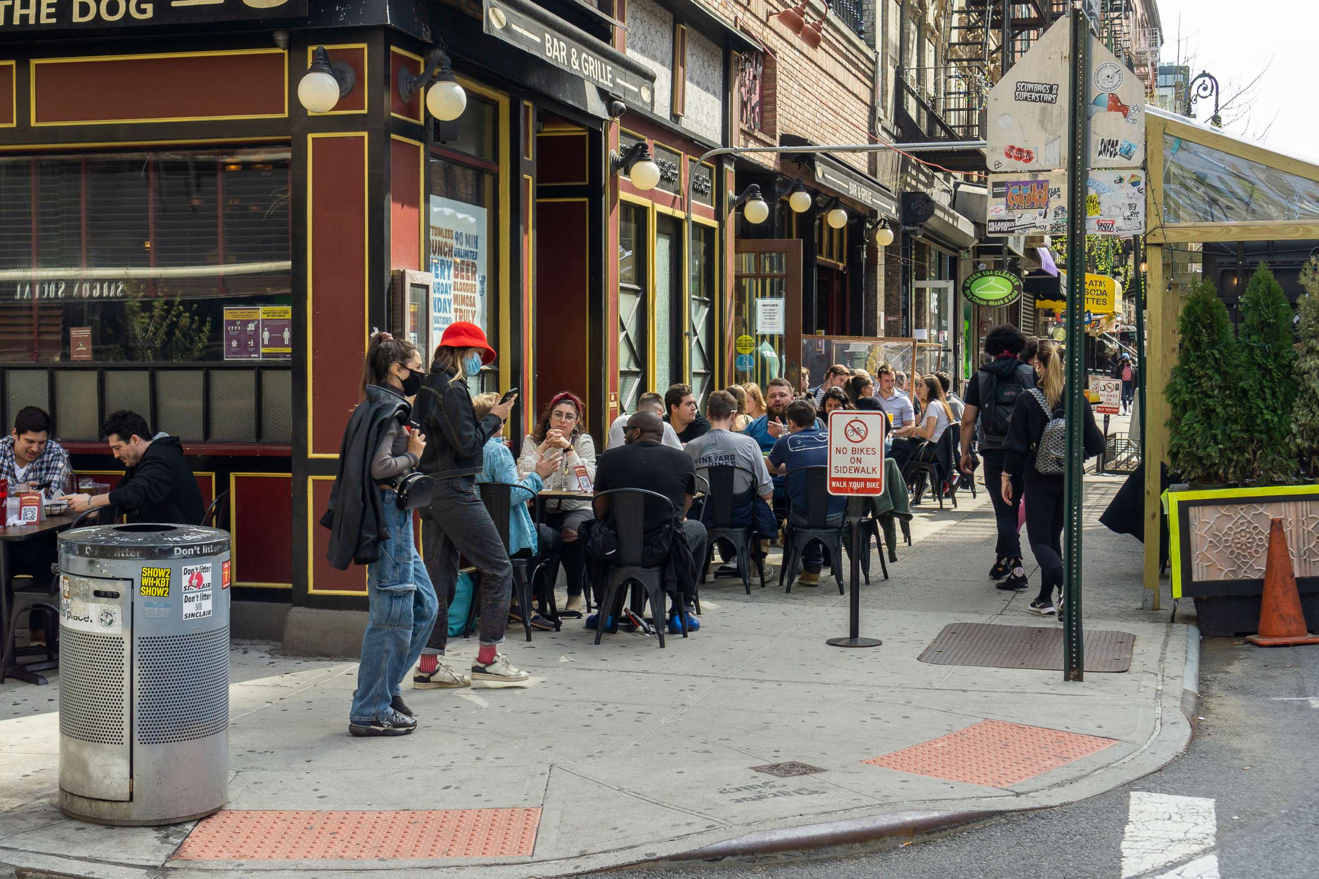 PHOTO: A restaurant in the Lower East Side neighborhood in New York is full of diners on April 10, 2021.