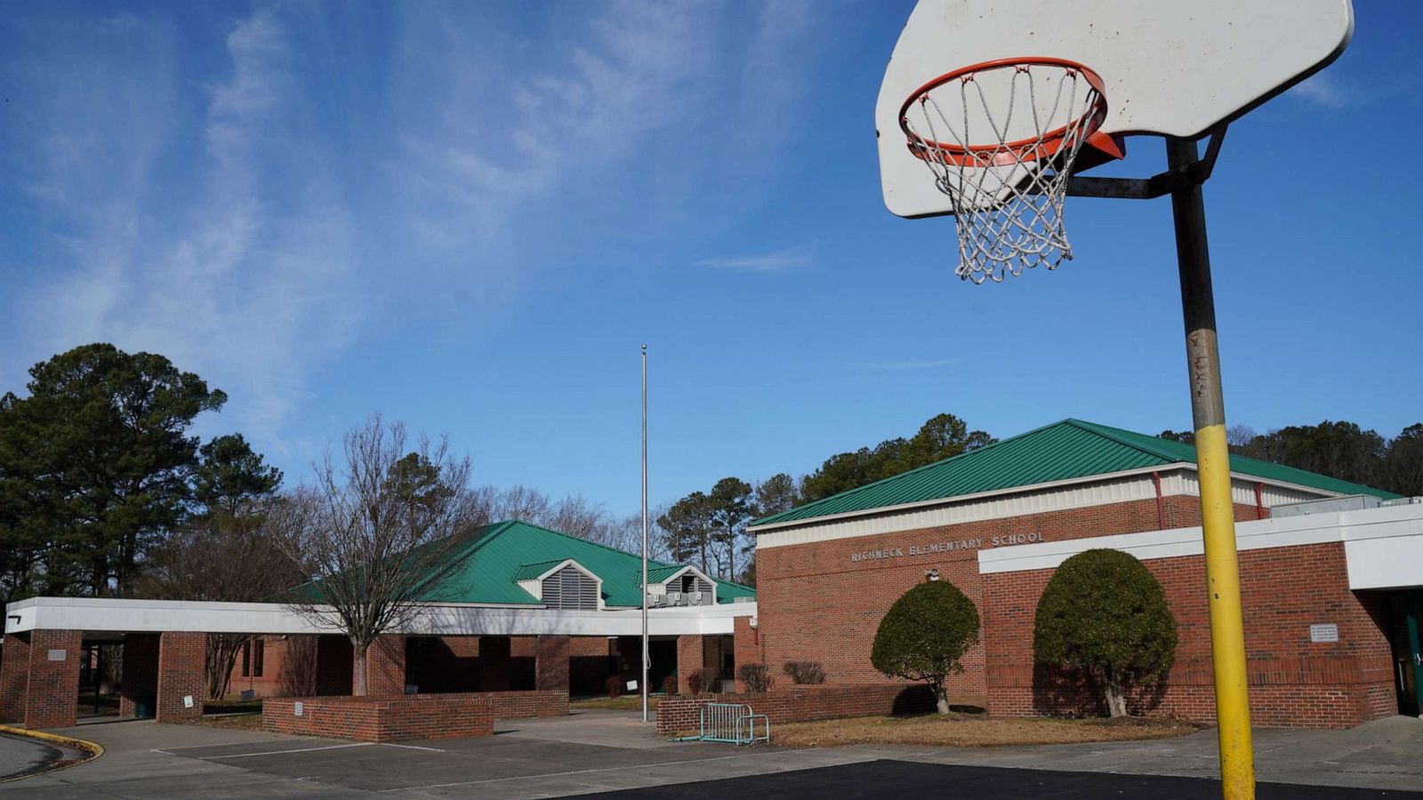 PHOTO: A empty basketball court is seen outside Richneck Elementary School, Jan. 7, 2023, in Newport News, Virginia.