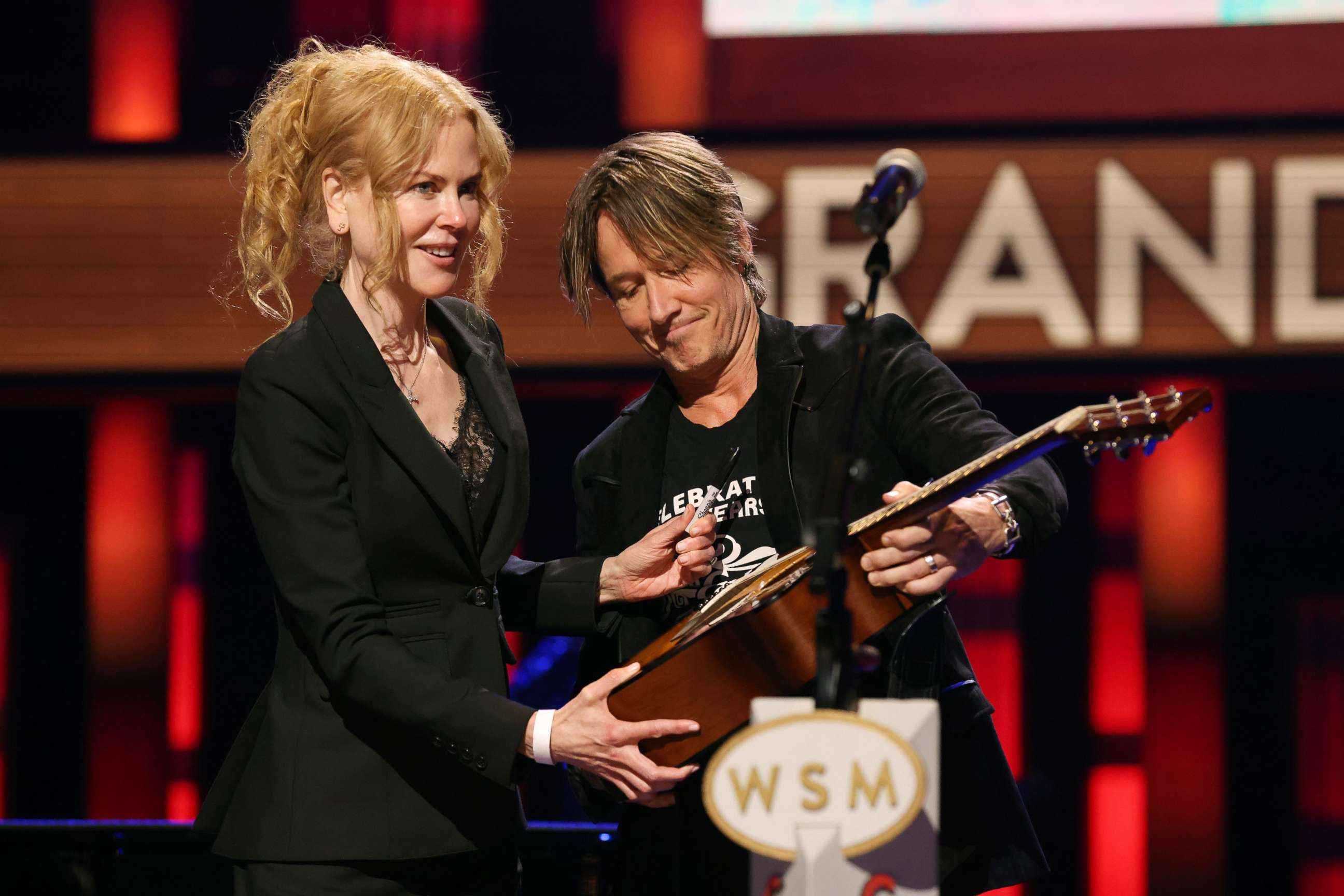 PHOTO: Nicole Kidman joins her husband Keith Urban on stage at a benefit concert in Nashville, Sep 13, 2021.