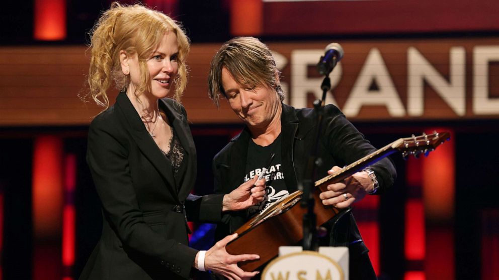 PHOTO: Nicole Kidman joins her husband Keith Urban on stage at a benefit concert in Nashville, Sep 13, 2021.