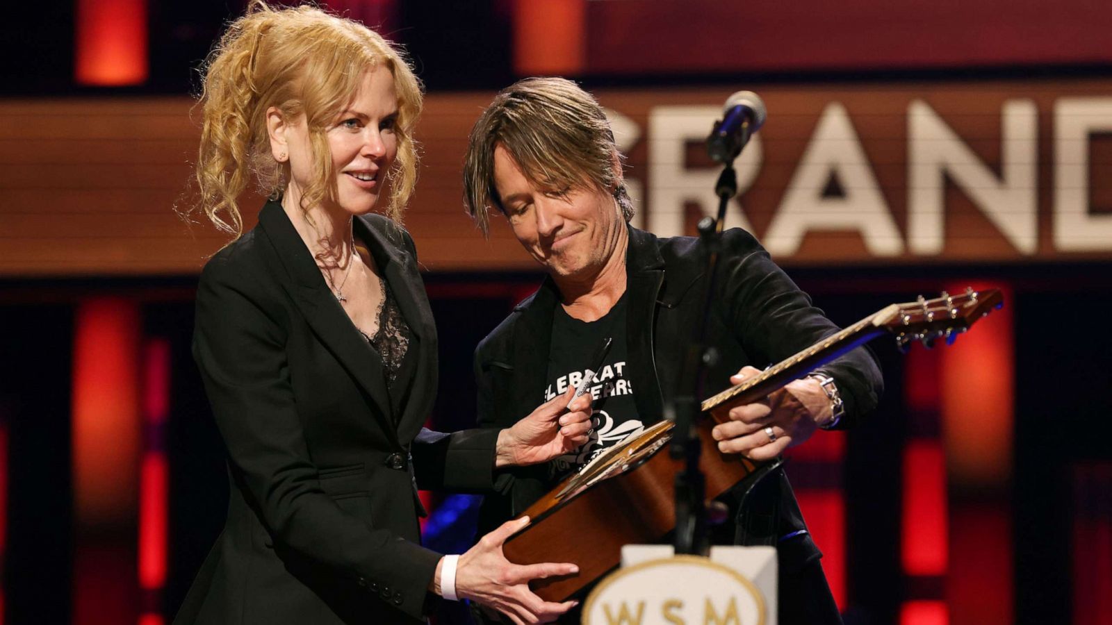 PHOTO: Nicole Kidman joins her husband Keith Urban on stage at a benefit concert in Nashville, Sep 13, 2021.