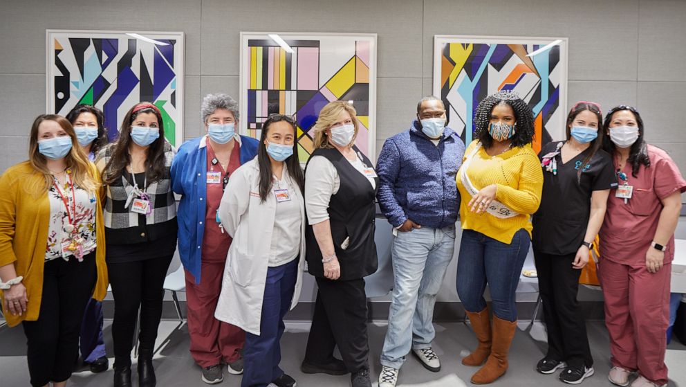 PHOTO: Teon Kennedy and Martine Drouillard pose with the NICU staff at NewYork-Presbyterian Alexandra Cohen Hospital for Women and Newborns, Feb. 11, 2021.