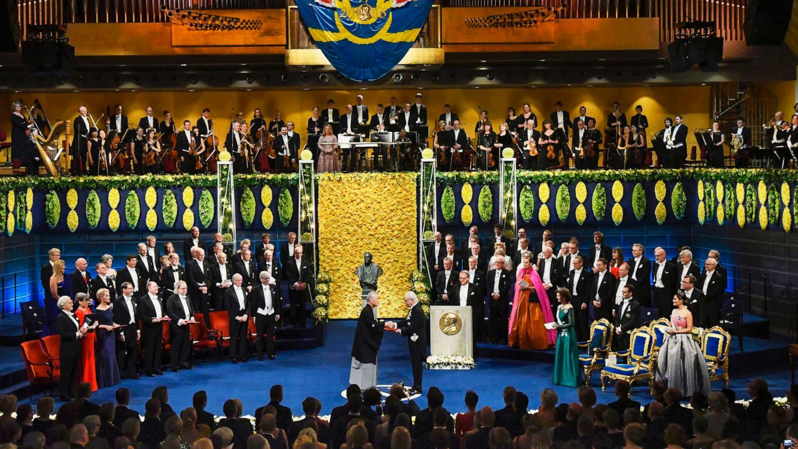 PHOTO: Japanese scientist Tasuku Honjo receives the medal from Swedish King Carl Gustav during the Nobel Prize award ceremony at Stockholm Concert Hall in Stockholm, Sweden, on Dec. 10, 2018.