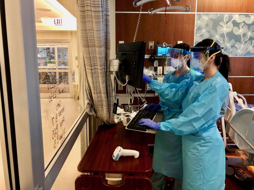 PHOTO: Samantha and Rebecca Silverman are identical twin sisters working together as nurses in the COVID-19 unit at Northwestern Medicine in Chicago.