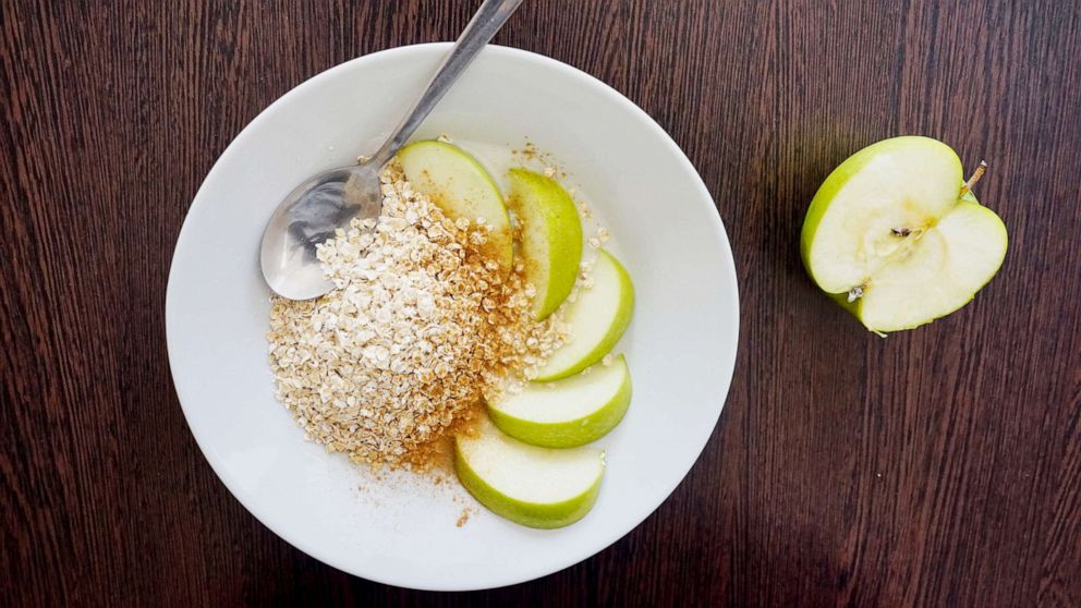 PHOTO: Oats and apple 