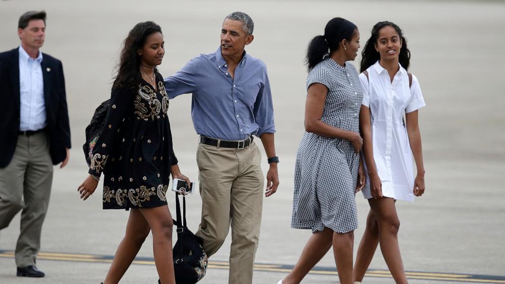 PHOTO: President Barack Obama, center, and first lady Michelle Obama, second from right, walk with their daughters, Sasha, left, and Malia on the tarmac to board Air Force One at the Cape Cod Coast Guard Station, in Bourne, Mass., Aug. 21, 2016.